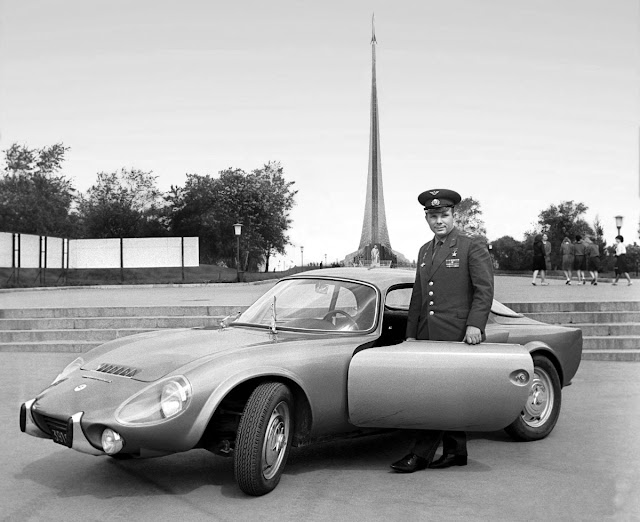 Юрий Гагарин и его спортивный автомобиль